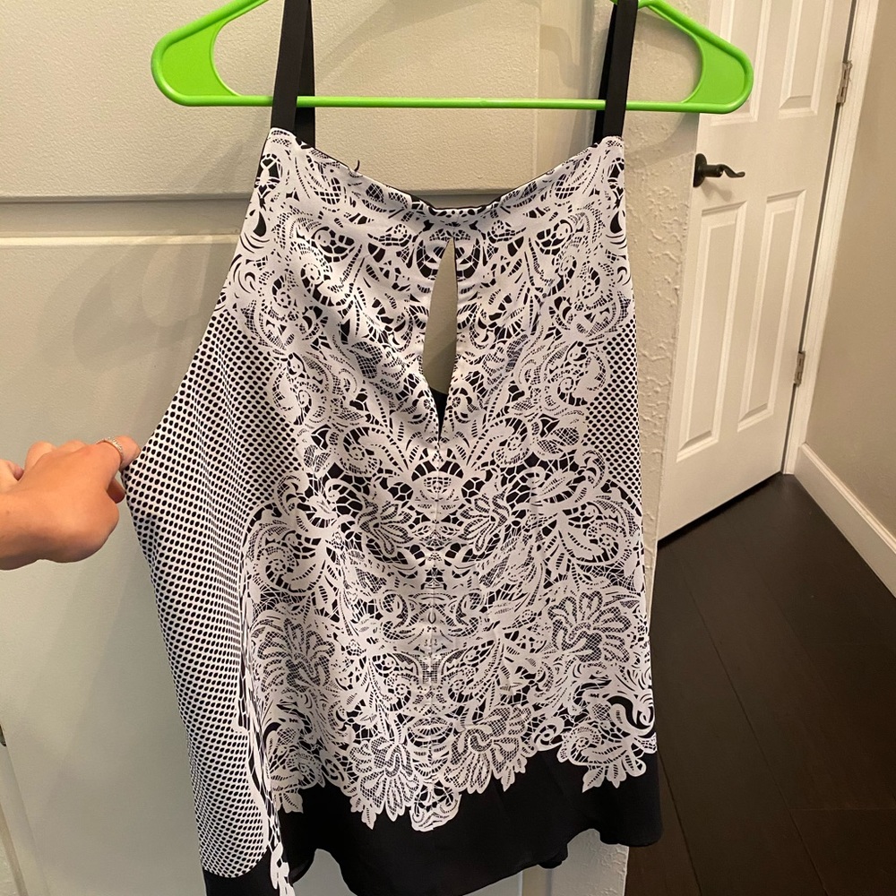 🌺BEAUTIFUL WHITE AND BLACK TANK TOP HALTER NECK